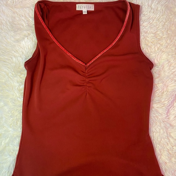 Parallel sleeveless top - Picture 2 of 4